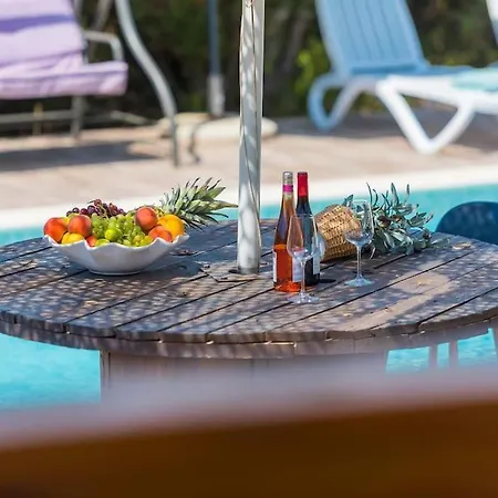 Cozy And Chic Little House With Pool Ivinj - 4 Holiday home