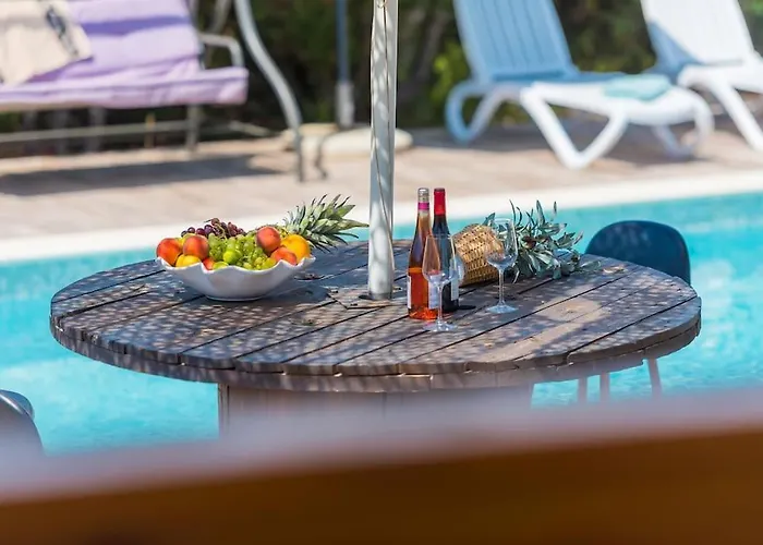 Cozy And Chic Little House With Pool Ivinj - 4 펜션