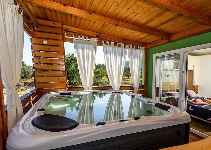 Cozy And Chic Little House With Pool Ivinj - 4 펜션 티스노